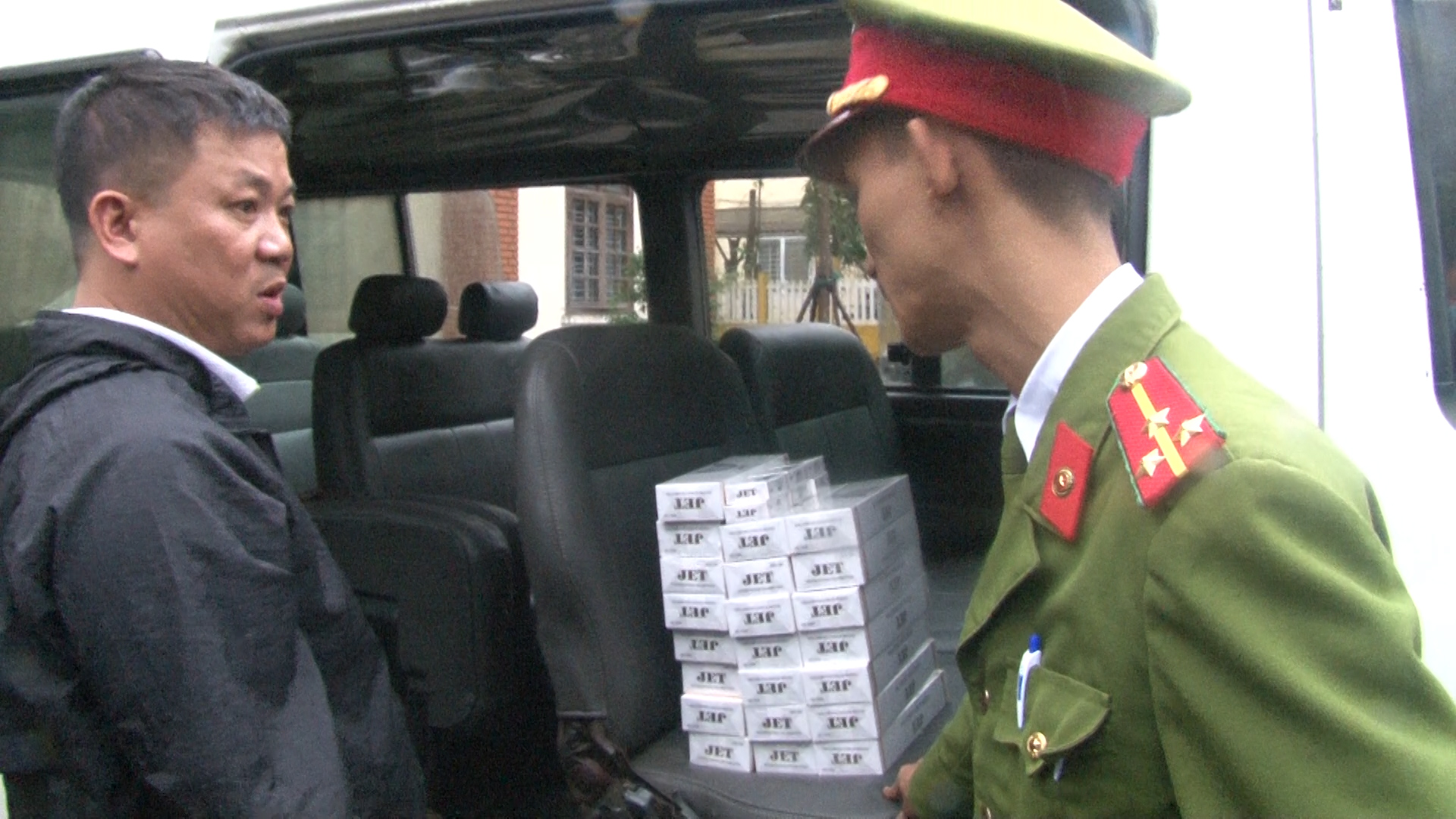 Đội Cảnh sát kinh tế - Công an thành phố Huế phát hiện xe ô tô do ông Đoàn Chơn Mẫn điều khiển vận chuyển 250 bao thuốc Jet.