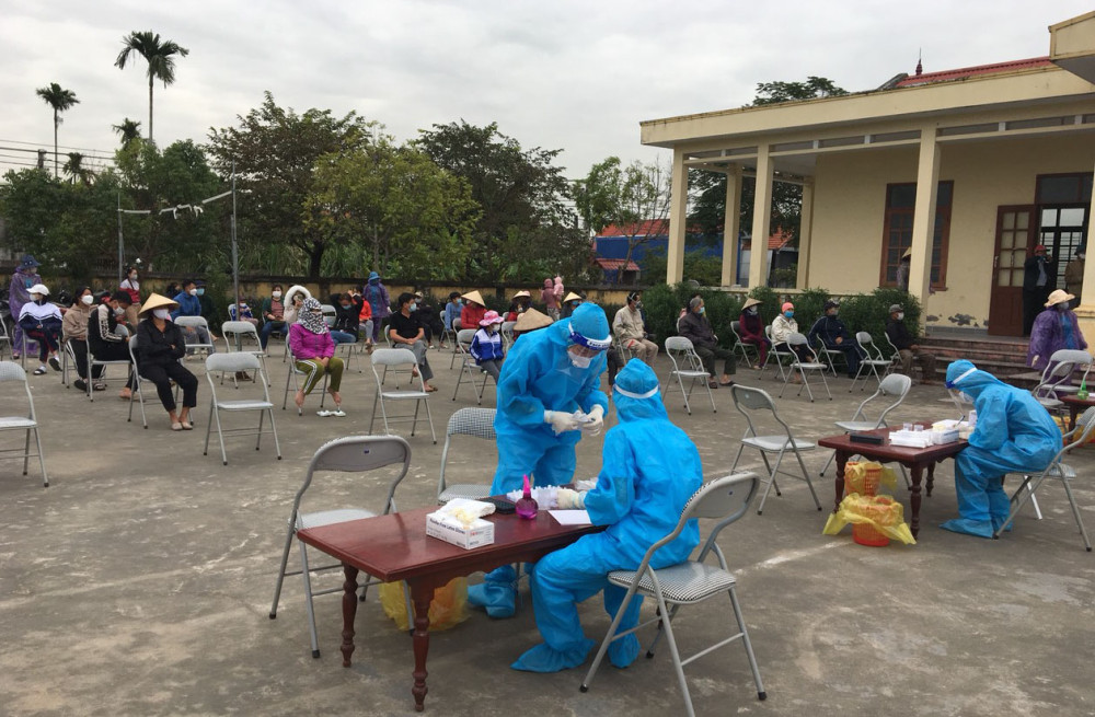 Việc lấy mẫu xét nghiệm cho nhân dân xã Toàn Thắng được triển khai đảm bảo an toàn phòng chống dịch.