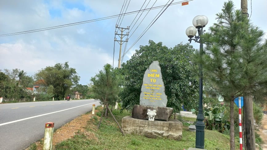 Xã Phú Gia được thành lập trên cơ sở nhập xã Vinh Phú và xã Vinh Thái.