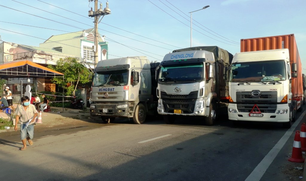 Hơn 1 tuần qua, xe tải đường dài “rồng rắn”, tài xế chờ test nhanh Covid-19 tại Chốt Kiểm tra y tế tại Dốc Sỏi trước khi được vào địa bàn tỉnh Quảng Ngãi (ảnh Hải Yến)