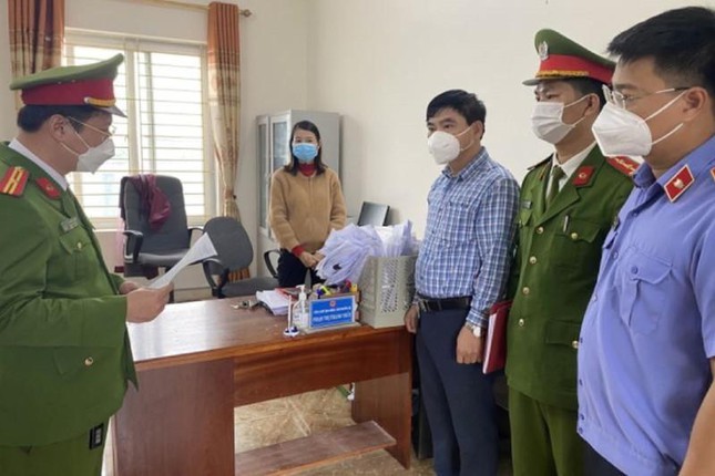 Cơ quan công an tống đạt quyết định khởi tố đối với Phạm Thị Thanh Thủy