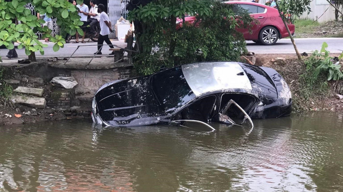 Chiếc ô tô lao xuống mương nước, khiến 2 người tử vong.