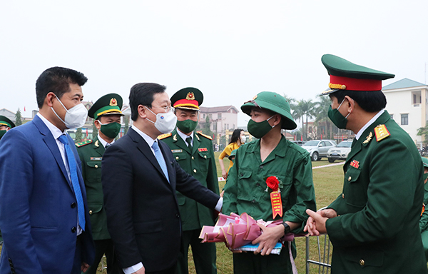 Chủ tịch UBND tỉnh Nguyễn Đức Trung tặng quà, động viên các tân binh lên đường nhập ngũ