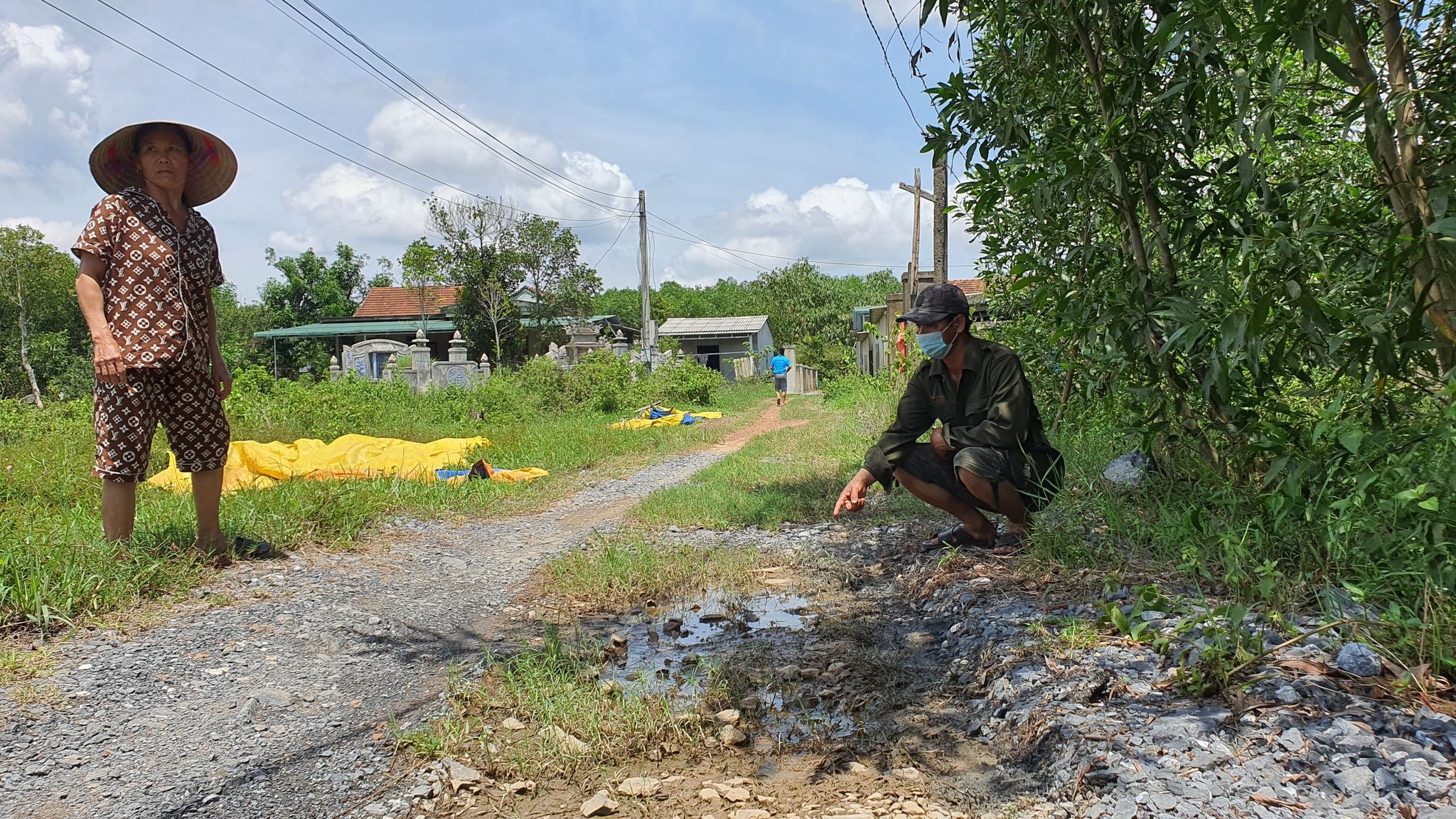 Người dân thôn Cổ Xuân Quảng Lộc, xã Phong Xuân phản ánh với PV về vụ việc.