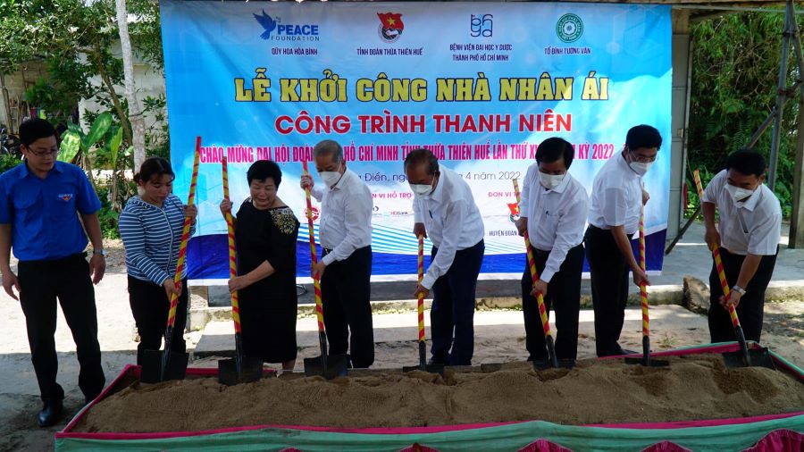 Nguyên Phó Thủ tướng Trương Hòa Bình cùng lãnh đạo tỉnh Thừa Thiên- Huế khởi công xây dựng nhà an sinh xã hội.