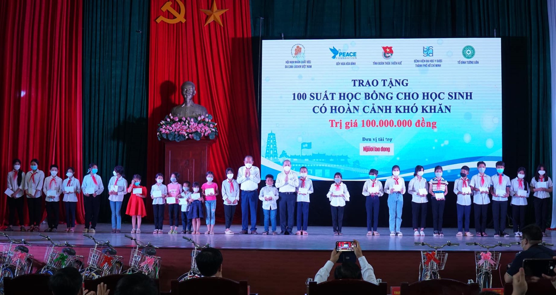 Nguyên Phó Thủ tướng Trương Hòa Bình cùng lãnh đạo tỉnh Thừa Thiên- Huế trao học bổng cho học sinh nghèo hiếu học