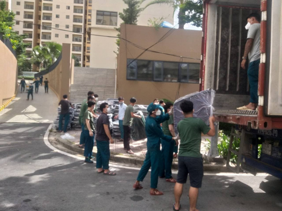 Giường xếp do Central Retail trao tặng nhanh chóng được các tình nguyện viên đưa vào bệnh viện dã chiến thu dung điều trị bệnh nhân Covid ở Tp. Hồ Chí Minh