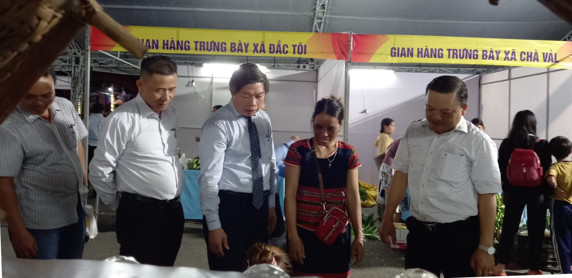 Đại biểu thăm quan các gian hàng tại Hội chợ (ảnh CTV)