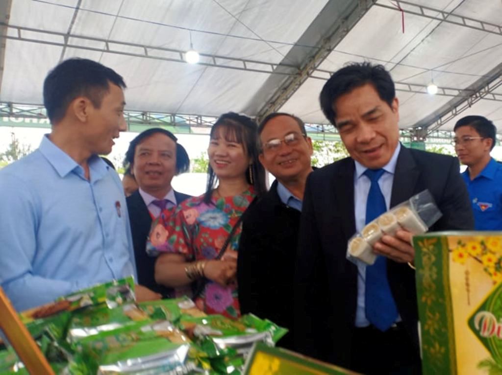 Lãnh đạo tỉnh Quảng Nam tham quan các gian hàng trưng bày sản phẩm
