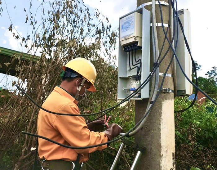 PC Đắk Nông kiểm tra chỉ số công tơ điện của khách hàng.