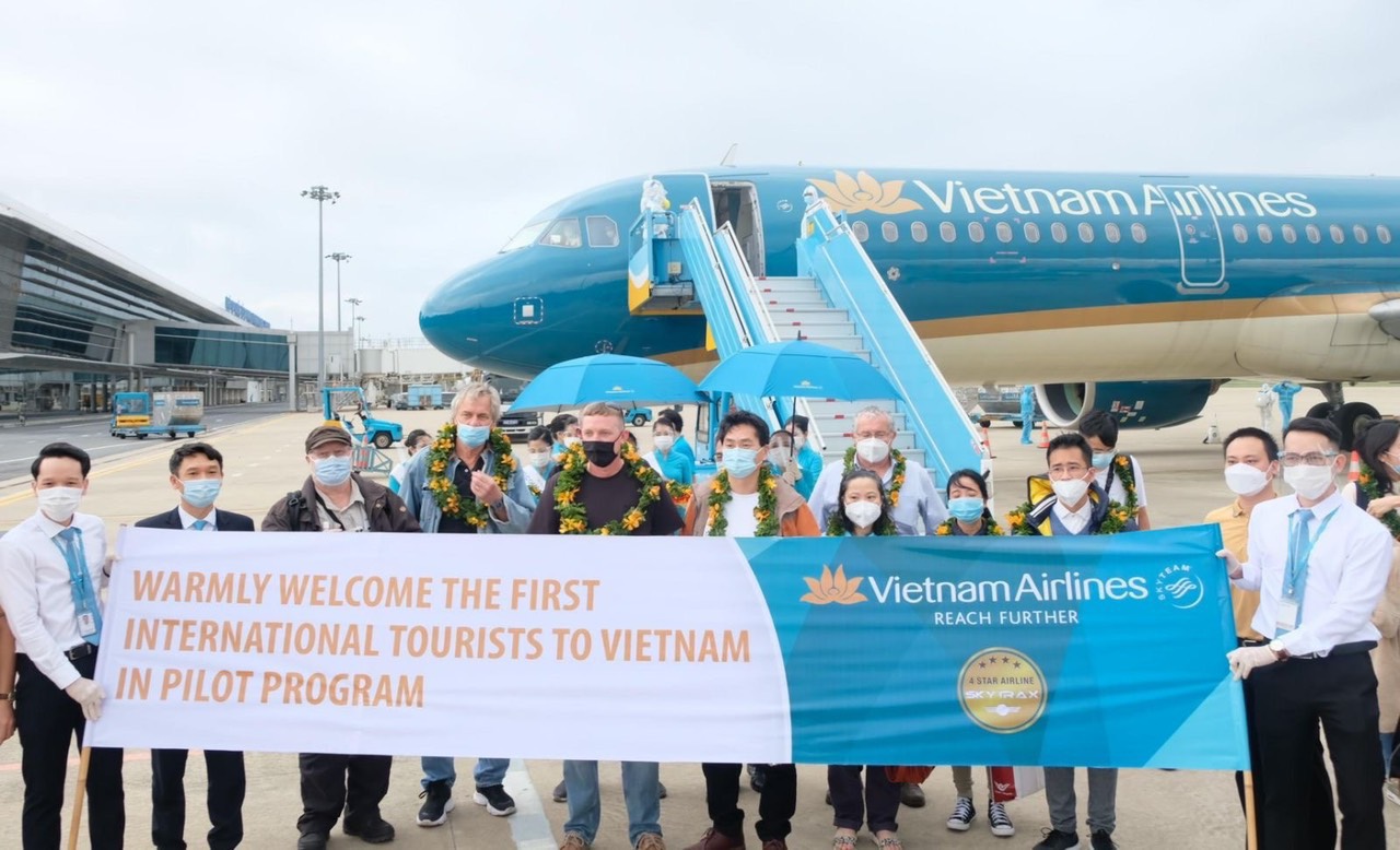 Du khách đến Quảng Nam được công ty lữ hành đón từ Sân bay Đà Nẵng (ảnh do Vietnamairlines cung cấp)