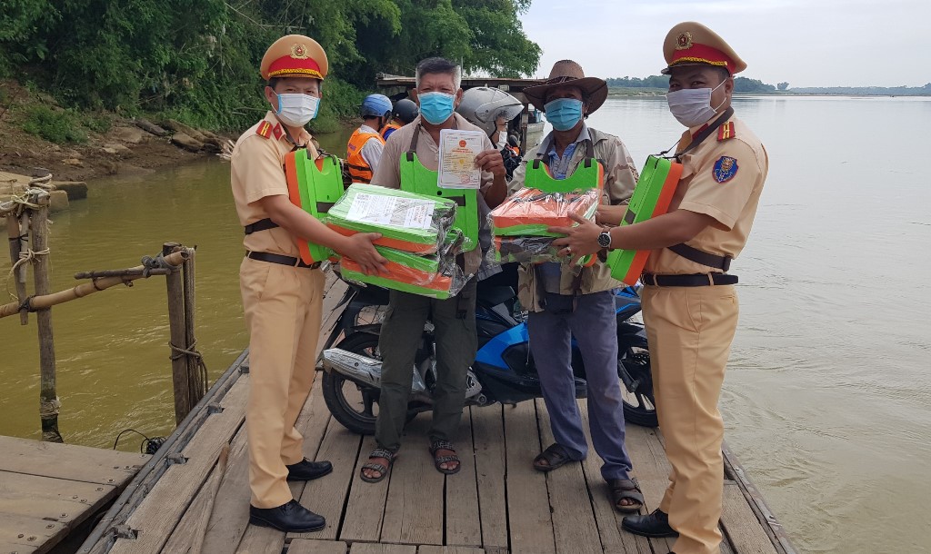Đội CSGT - Trật tự Công an huyện Đại Lộc trao tặng 20 phao cứu sinh và áo phao cho chủ bến đò Phú Thuận. 