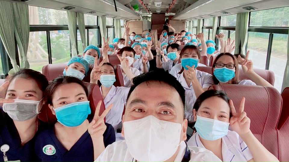 Tháng 6-2021, ngành y tế tỉnh Nghệ An đã cử 52 cán bộ y bác sĩ, điều dưỡng, kỹ thuật viên tăng cường cho Hà Tĩnh chống dịch COVID-19.