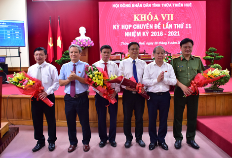 Thủ tướng phê chuẩn kết quả bầu bổ sung chức vụ Phó Chủ tịch UBND tỉnh Thừa Thiên - Huế đối với ông Nguyễn Thanh Bình (thứ 3 từ phải sang).