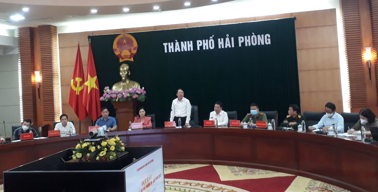 Phó Chủ tịch UBND thành phố Hải Phòng Lê Khắc Nam phát biểu tại buổi họp báo