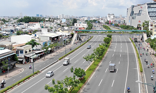 Đại lộ Phạm Văn Đồng có đầy đủ tiện ích, giúp khu Đông kết nối nhanh chóng với sân bay Tân Sơn Nhất và trung tâm TP. Hồ Chí Minh
