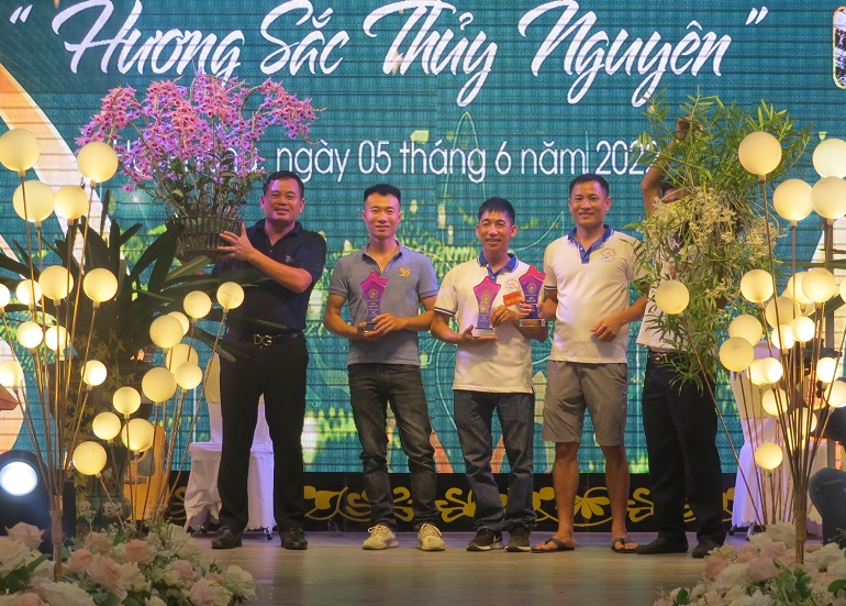 Ban tổ chức cuộc thi trao 3 giải đặc biệt cho các tác phẩm lan Phan Trí; tác phẩm Tam bảo sắc tím; tác phẩm Thập hoa.