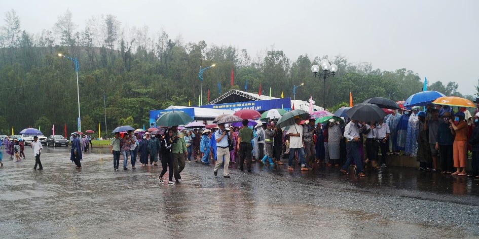 Đông đảo người dân xã Nghĩa Phú và xã Tịnh Khê (TP. Quảng Ngãi) đội mưa xem thông xe kỹ thuật cầu Cổ Lũy