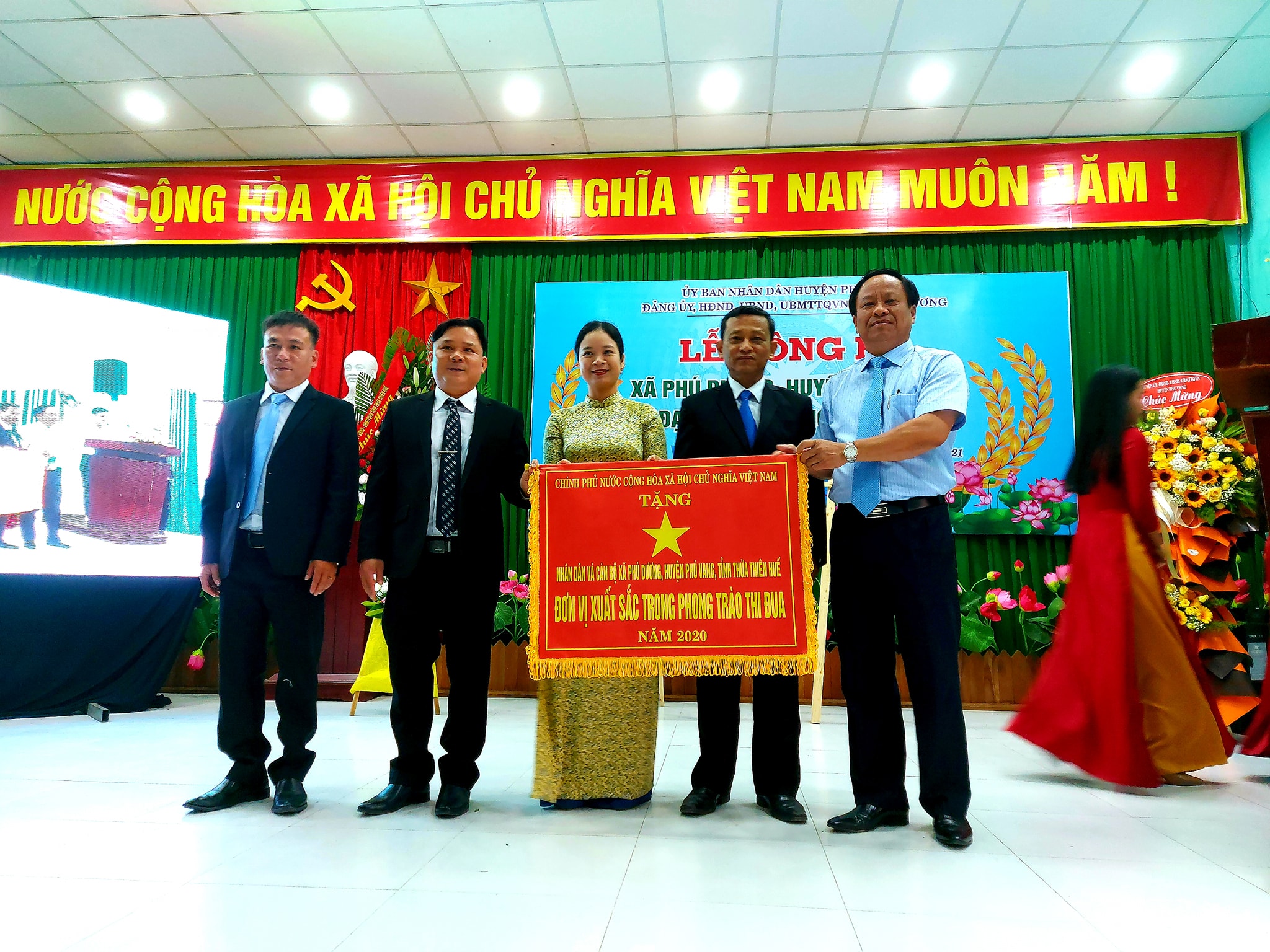 Trong dịp này, xã Phú Dương vinh dự đón nhận cờ thi đua của Thủ tướng chính phủ tặng đơn vị xuất sắc phong trào thi đua năm 2020.