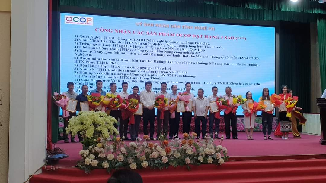 Phó Chủ tịch UBND tỉnh Hoàng Nghĩa Hiếu trao cúp, giấy chứng nhận cho các chủ thể có sản phẩm đạt 3 sao OCOP trở lên