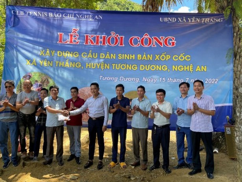 CLB Tennis báo chí Nghệ An tặng cầu vượt lũ cho đồng bào dân tộc bản Xốp Cốc
