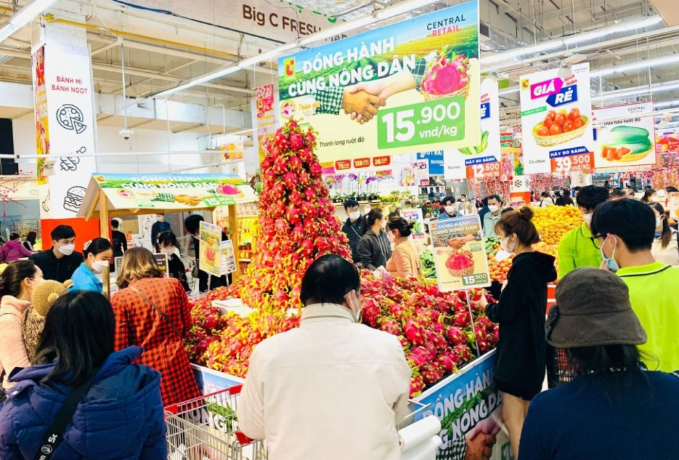 Người tiêu dùng Thủ đô Hà Nội hào hứng mua thanh long ruột đỏ, chất lượng cao, tại Big C Thăng Long