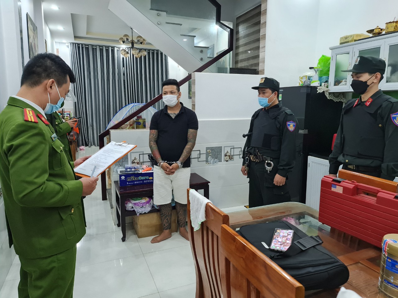 Lực lượng Công an tỉnh Thừa Thiên - Huế vừa triệt phá thành công đường dây đánh bạc qua mạng internet với số tiền lên đến hơn 500 tỷ đồng.