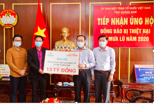 Đại diện Tập đoàn Hưng Thịnh trao bảng tượng trưng ủng hộ đồng bào vùng lũ tại tỉnh Quảng Nam cho ông Võ Xuân Ca - Chủ tịch UB MTTQ Việt Nam tỉnh Quảng Nam