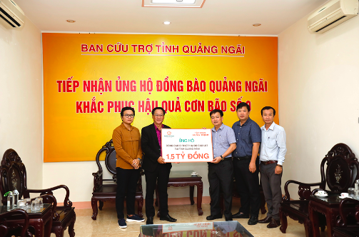 Đại diện Tập đoàn Hưng Thịnh trao bảng tượng trưng ủng hộ đồng bào vùng lũ tại tỉnh Quảng Ngãi cho ông Nguyễn Cao Phúc - Chủ tịch UB MTTQ Việt Nam tỉnh Quảng Ngãi