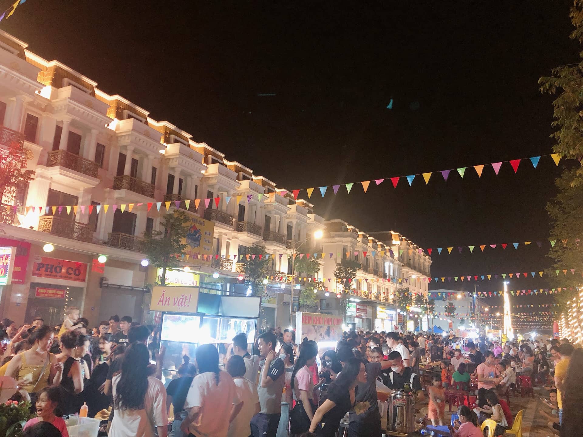 Chợ đêm Đô Lương kết hợp phố đi bộ được tổ chức từ 18 giờ đến 23 giờ tối thứ Sáu và thứ Bảy hàng tuần