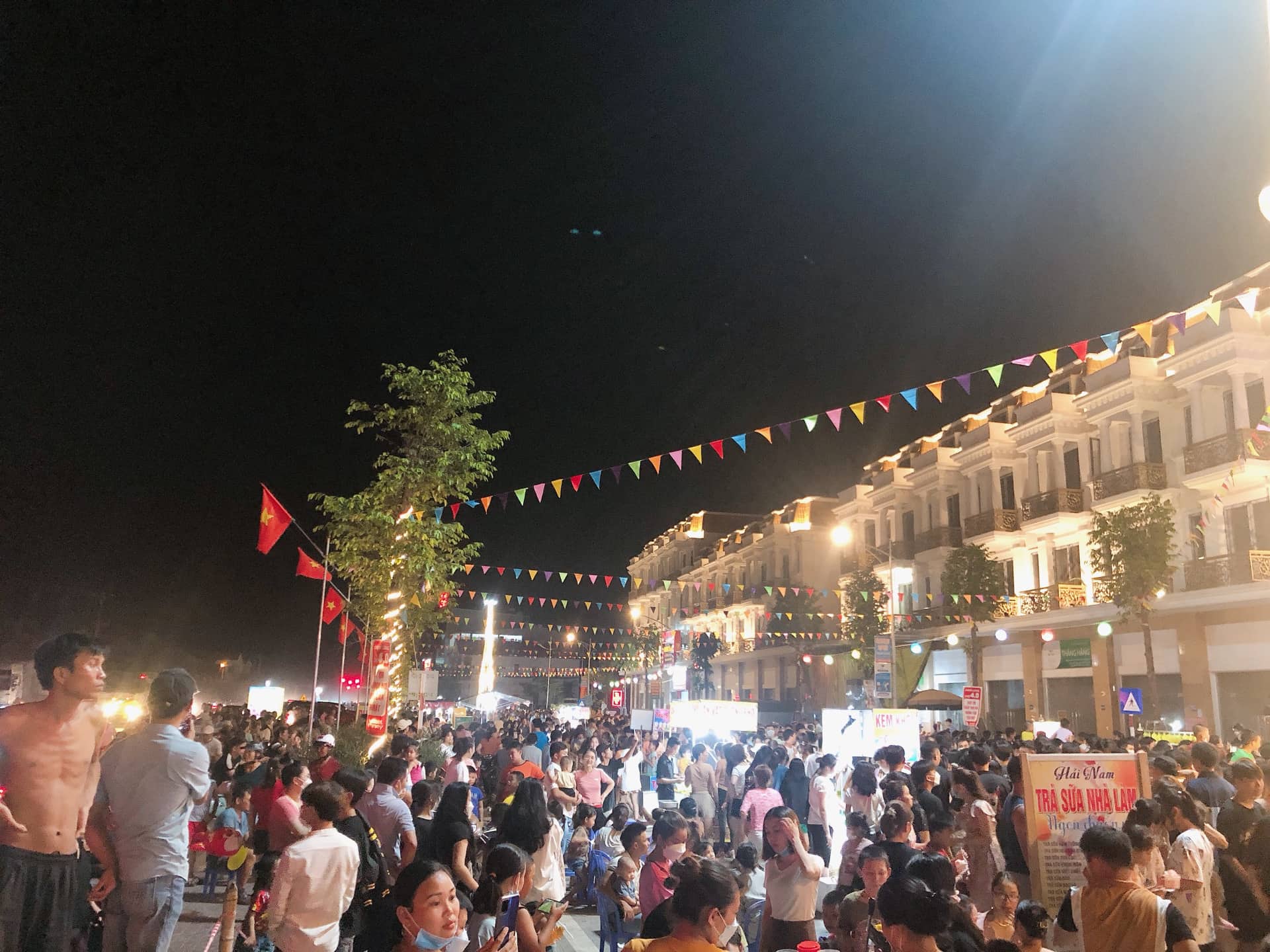 Lần đầu tiên Đô Lương có chợ đêm và điểm đi bộ thoáng rộng là sự kiện khá đặc biệt đã thu hút rất nhiều du khách và người dân đến tham quan, mua sắm.
