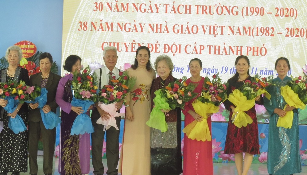 Những bó hoa tươi thắm chúc mừng những nhà giáo từng gắn bó và công tác tại trường Tiểu học Trường Thọ.