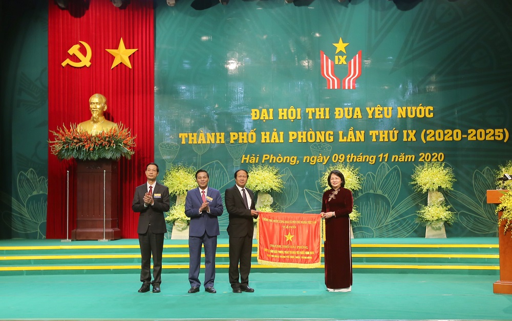 Bà Đặng Thị Ngọc Thịnh, Ủy viên Trung ương Đảng, Phó Chủ tịch nước, Phó Chủ tịch thứ nhất Hội đồng Thi đua - Khen thưởng Trung ương đã trao cờ thi đua cho TP. Hải Phòng.
