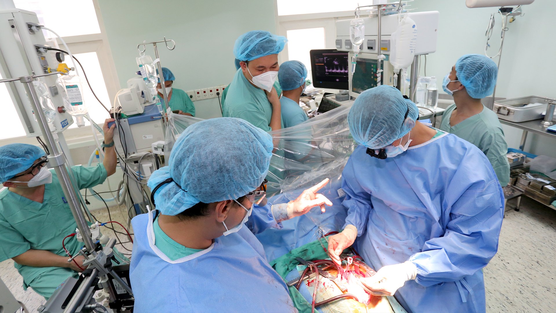 Các bác sỹ Bệnh viện Trung ương Huế thực hiện ghép tim 