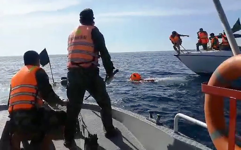 Lực lượng chức năng nỗ lực tìm kiếm ngư dân mất tích trên biển (ảnh CTV)