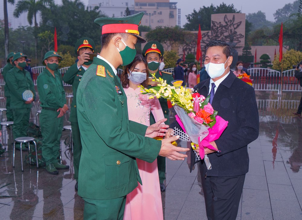 Chủ tịch UBND thành phố Nguyễn Văn Tùng tặng hoa cho đại diện đơn vị nhận quân.