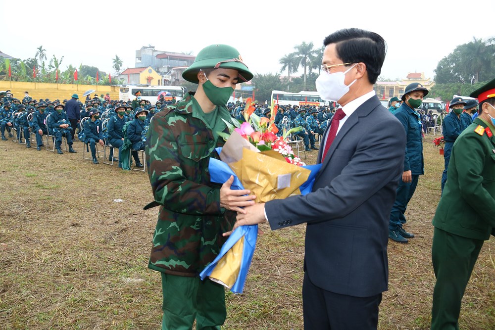 Chủ tịch HĐND thành phố Phạm Văn Lập tặng hoa cho các tân binh trước khi lên đường làm nhiệm vụ bảo vệ Tổ quốc.