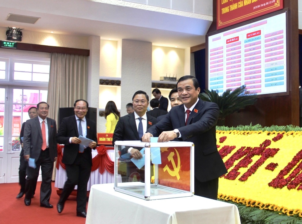 Các đại biểu bỏ phiếu bầu Ban chấp hành Đảng bộ tỉnh Quảng Nam khóa XXII