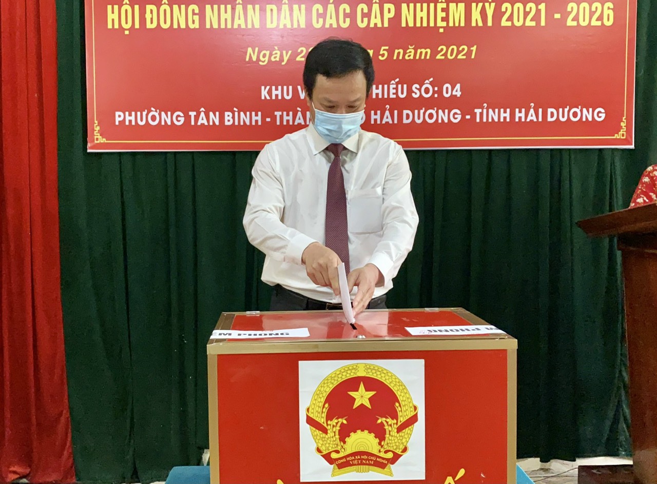 Ông Phạm Xuân Thăng - Bí thư Tỉnh uỷ Hải Dương bỏ những lá phiếu đầu tiên.