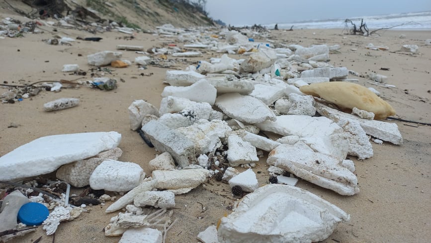Theo người dân phản ánh, hàng tấn rác thải được chôn lấp tại đây đã bị sóng cuốn ra biển.