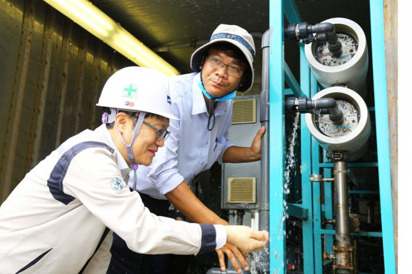 Lãnh đạo huyện Lý Sơn và Doosan Vina kiểm tra hoạt động thực tế tại nhà máy khử nước biển thành nước sinh hoạt sau đợt tổng bảo trì, sửa chữa.