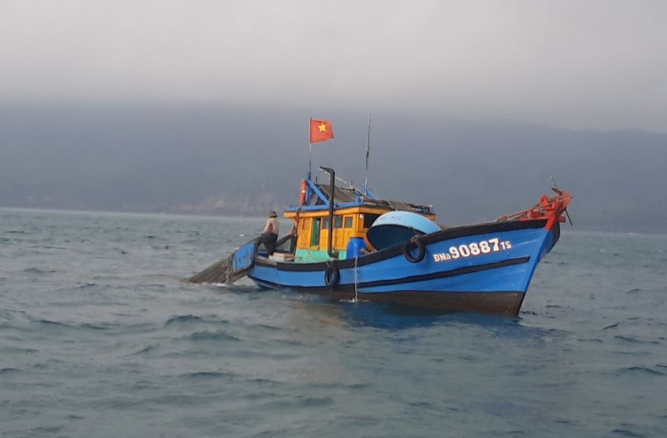 Tàu cá có hành vi khai thác hải sản bằng lưới kéo giã cào sai vùng biển quy định.