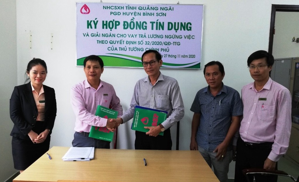 Phòng giao dịch Ngân hàng chính sách huyện Bình Sơn ký kết Hợp đồng tín dụng với người sử dụng lao động để giải ngân cho vay trả lương ngừng việc cho người lao động bị ảnh hưởng do đại dịch Covid-19. 