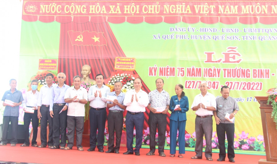 Chủ tịch nước Nguyễn Xuân Phúc tặng quà cho gia đình thương binh, liệt sĩ ở xã Quế Phú.
