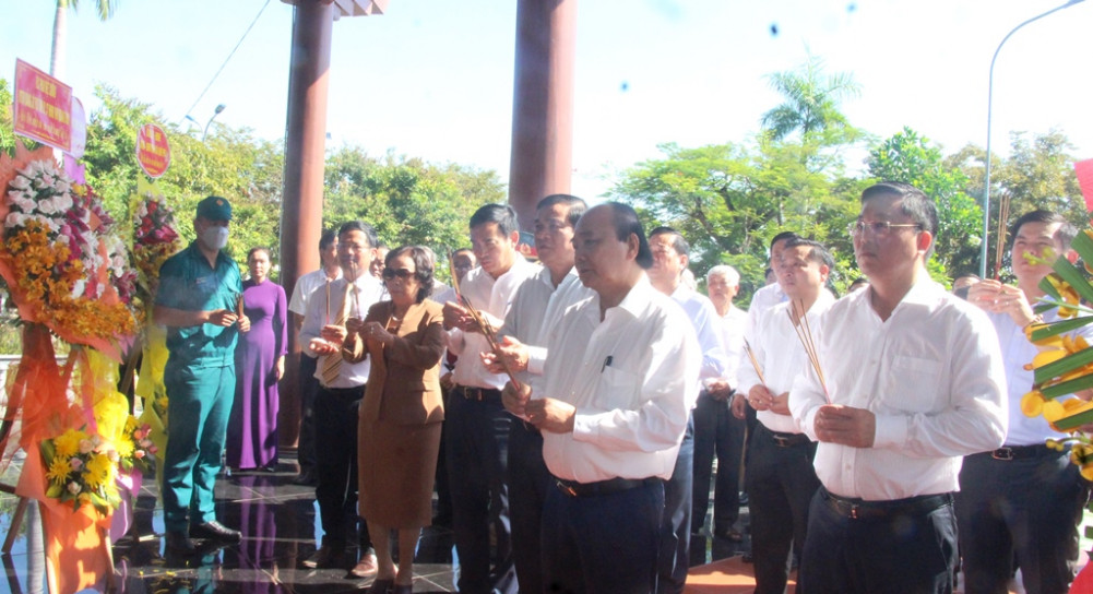 Chủ tịch nước Nguyễn Xuân Phúc dâng hương tại Nhà bia ghi danh liệt sĩ xã Quế Phú.