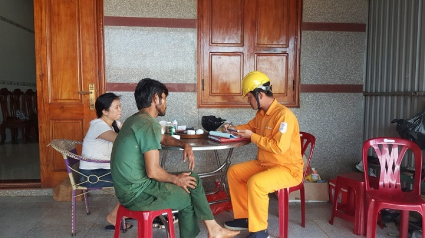 PC Đắk Nông hướng dẫn người dân các dịch vụ của ngành điện.