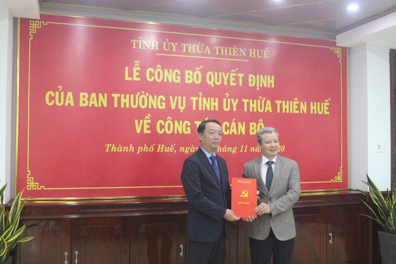 Ông Phan Thiên Định (mặc áo vét màu đen) nhận Quyết định giữ chức vụ Bí thư Thành ủy Huế.