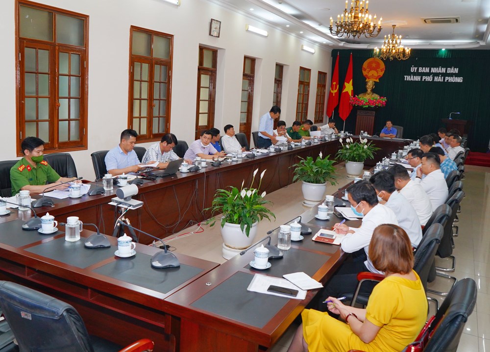 Chủ tịch UBND thành phố Nguyễn Văn Tùng chủ trì cuộc họp với các ngành và địa phương liên quan.