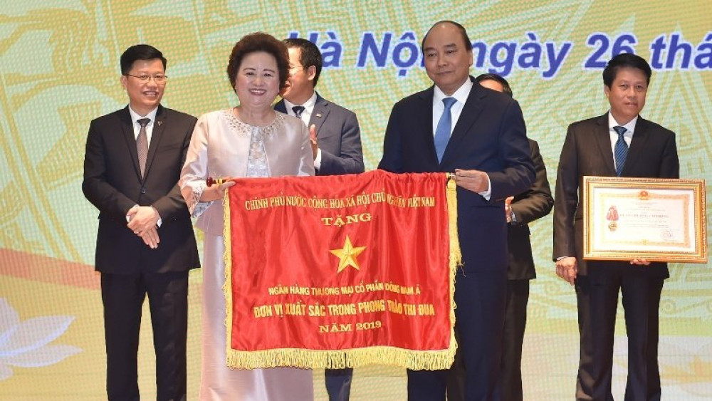 SeABank vinh dự đón nhận cờ thi đua của Chính phủ