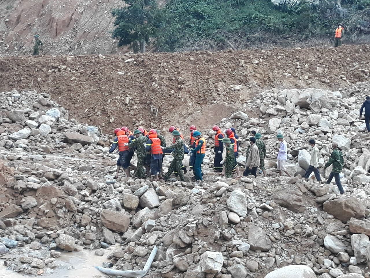 Lực lượng tìm kiếm đã tìm thấy thêm 01 thi thể bị mất tích trong vụ sạt lở đất tại Thủy điện Rào Trăng 3.